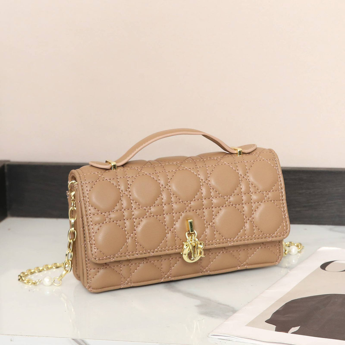 DIOR

Best quality 

with box

105 dhs🇦🇪🇦🇪

size 21CM
Zain290
♥️♥️♥️