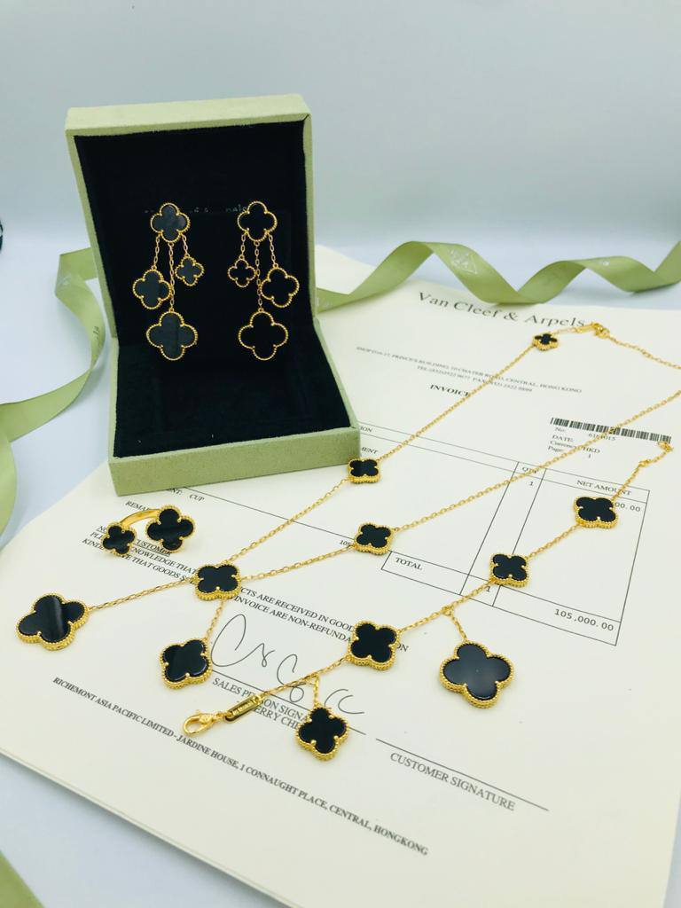 VANCLEAF SET
MASTER💫✨💫

NECKLACE BRACELET 
EARRINGS RING

275 DHS🇦🇪🇦🇪

WITH BOX AND PAPER BAG🛍️🎁

Zain89
♥️♥️♥️