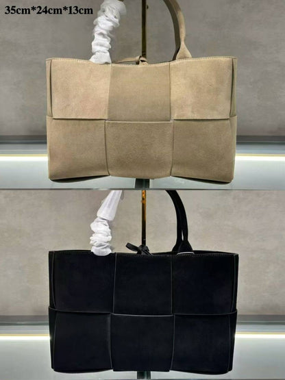 BOTTEGA
 MASTER COPY 
340 dhs✅
leather 

Zain295
♥️♥️♥️