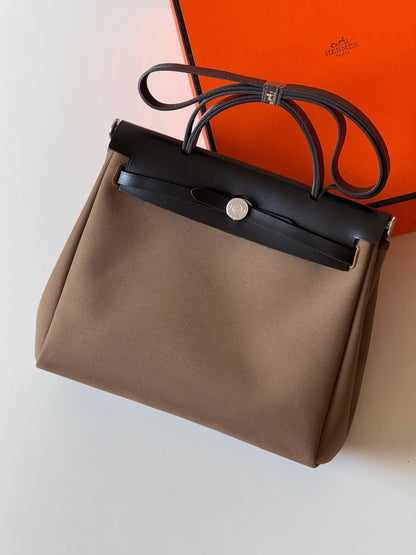 Hermes Herbag 31cm💕master quality😍

with box❤️
🎁🎁🎁

680 dhs🪙💚

Zain52
♥️♥️♥️