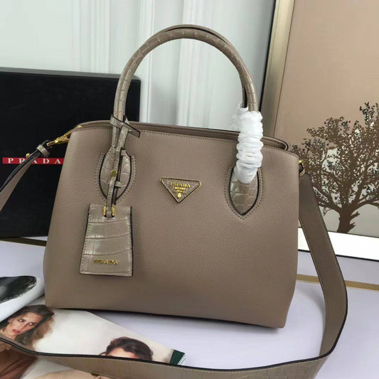 Prada
110 dhs🪙🖤
good quality

Zain143
♥️♥️♥️