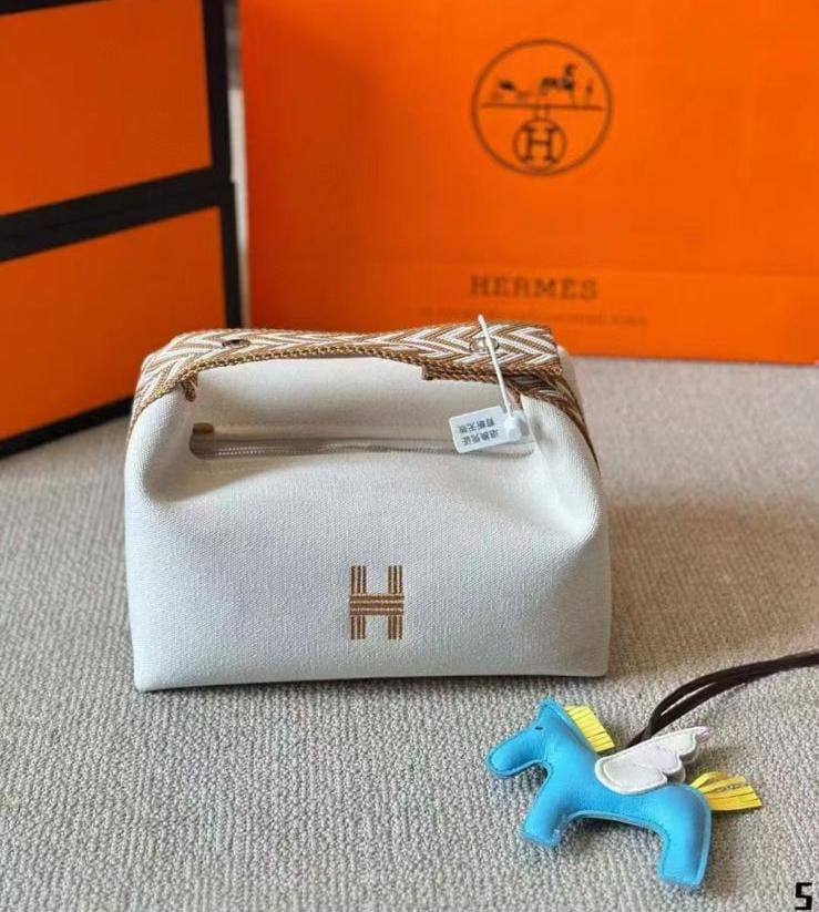 HERMES  

Makeup & Cosmetics Bag
Master Quality

21cm 
with box
210 dhs🇦🇪🇦🇪

Zain95
♥️♥️♥️