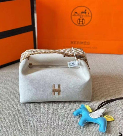 HERMES  

Makeup & Cosmetics Bag
Master Quality

21cm 
with box
210 dhs🇦🇪🇦🇪

Zain95
♥️♥️♥️
