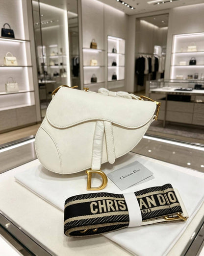 Dior
100 dhs✅
small size:19*5.5*15.5
Wear leather shoulder straps

110 dhs✅
Big size:25*6.5*19
Knitted shoulder straps
with box
Good quality, all hardware is thickened

Zain07
🌺🌺🌺