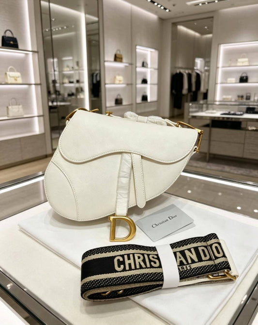 Dior
100 dhs✅
small size:19*5.5*15.5
Wear leather shoulder straps

110 dhs✅
Big size:25*6.5*19
Knitted shoulder straps
with box
Good quality, all hardware is thickened

Zain07
🌺🌺🌺