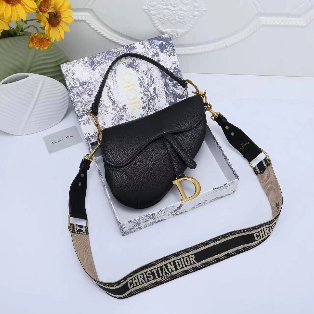 Dior
120 dhs🇦🇪🇦🇪
High-quality with box

Zain35
♥️♥️♥️