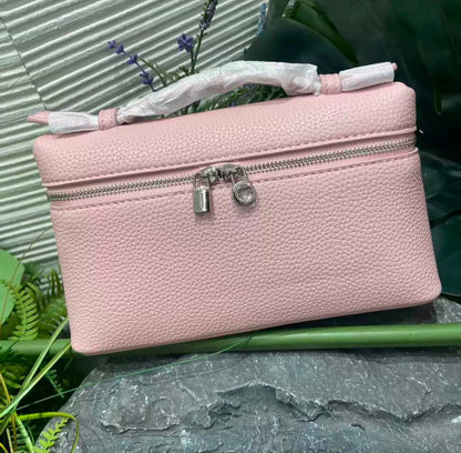 Loro Piana
90 dhs🇦🇪🇦🇪
size：19cm
Good-quality 

with box

Zain35
♥️♥️♥️