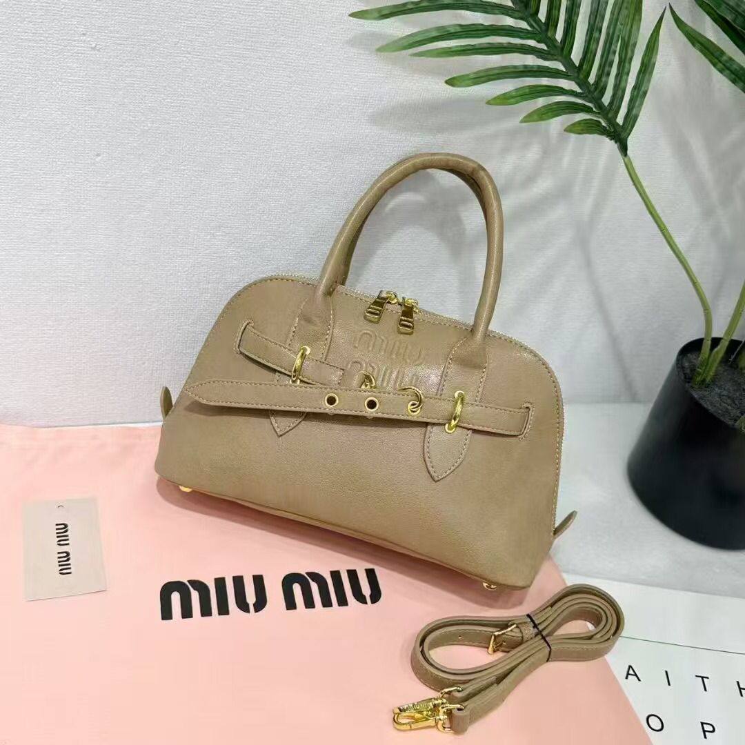 MiuMiu 
80 dhs🪙🌨️

Zain42
♥️♥️♥️