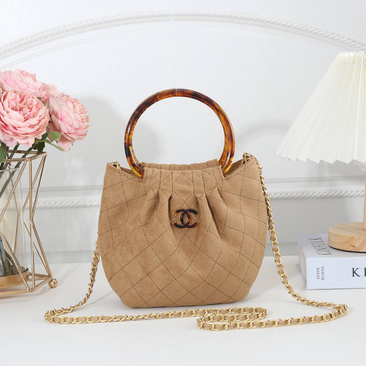 Chanel 
Best quality 

with box’s 
🎁🎁🎁

95 dhs✅
size 20cm

Zain290
♥️♥️♥️