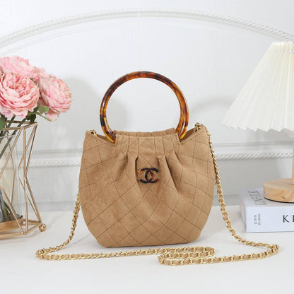 Chanel 
Best quality 

with box’s 
🎁🎁🎁

95 dhs✅
size 20cm

Zain290
♥️♥️♥️