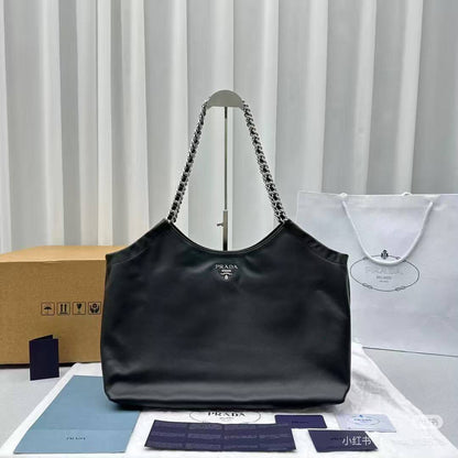 Prada
Size  46×38cm
100 dhs💛

Zain04
♥️♥️♥️