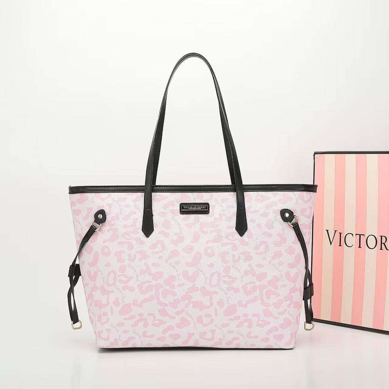 Victoria Secret
47*31*14 cm
85 dhs✅

Zain17
♥️♥️♥️