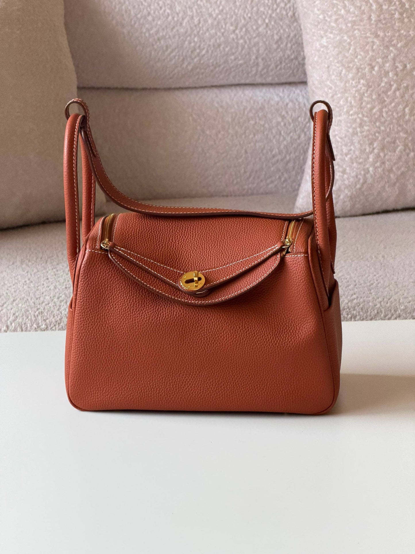 Hermes Lindy 26cm💕master quality😍with box❤️
390 dhs🇦🇪🇦🇪

Zain52
♥️♥️♥️