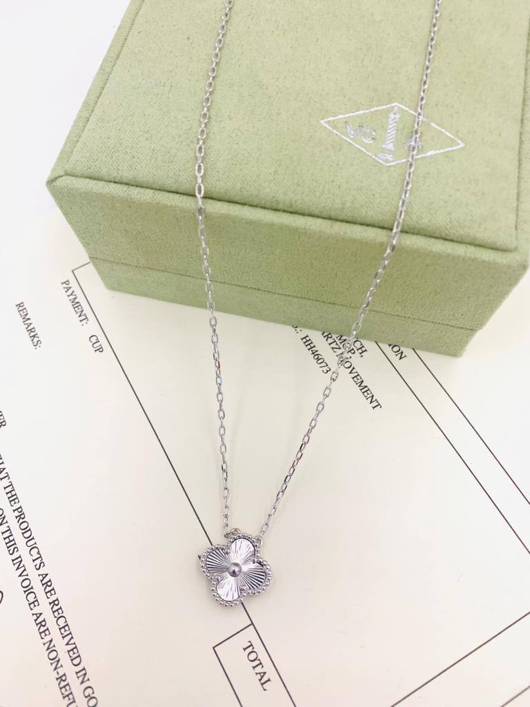 VCA NECKLACE 
55 dhs🪙💚 
With Box And Paper Bag
🎁🎁🎁

Zain89
♥️♥️♥️