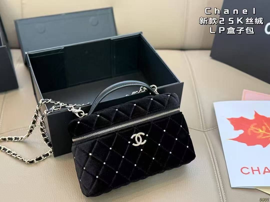 Chanel 

95 dhs

with box

size 20×5×14cm

Zain42
♥️♥️♥️