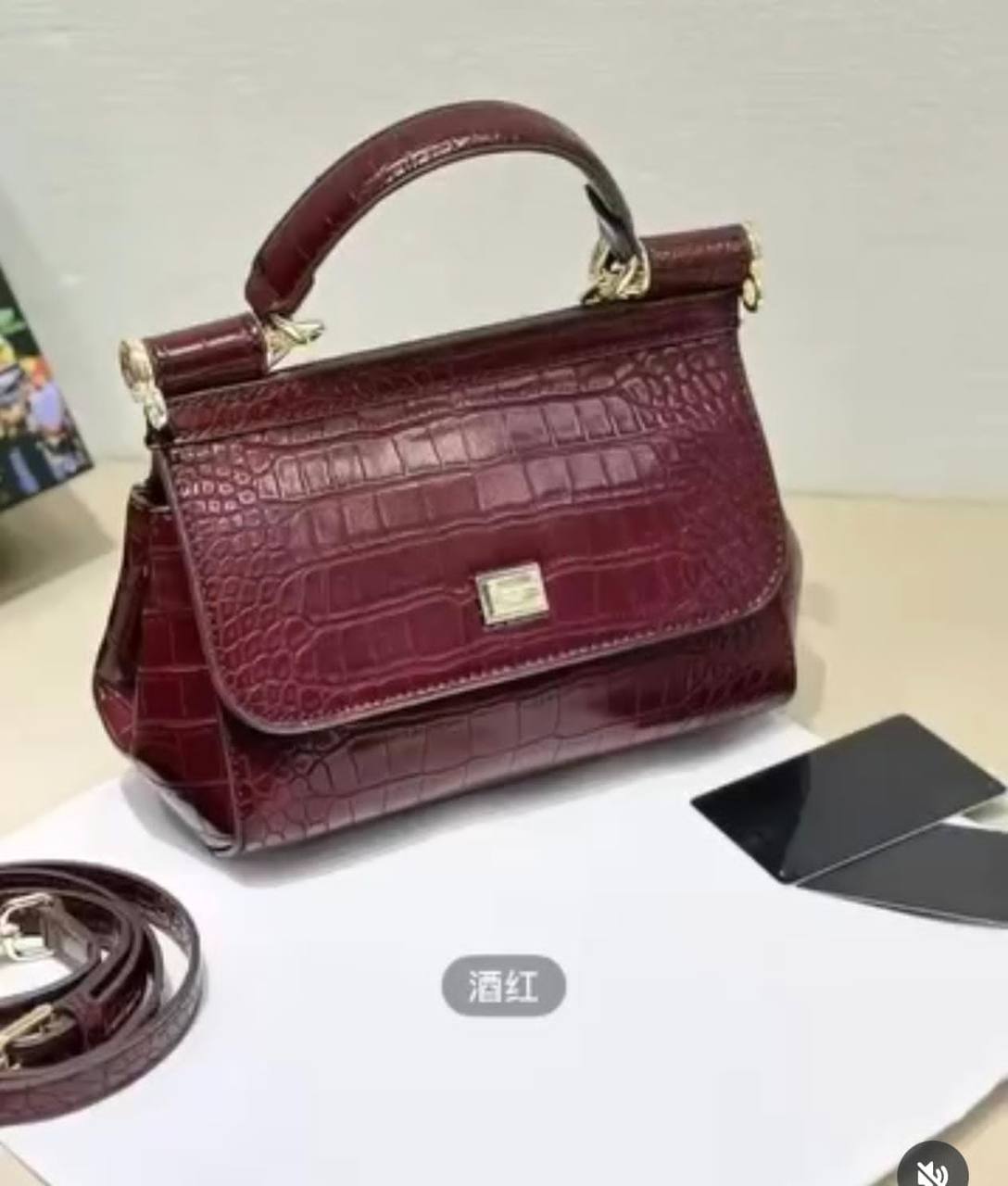 D&G
GOOD QUALITY 
110 dhs🇦🇪🇦🇪
SIZE 20CM

Zain200
♥️♥️♥️