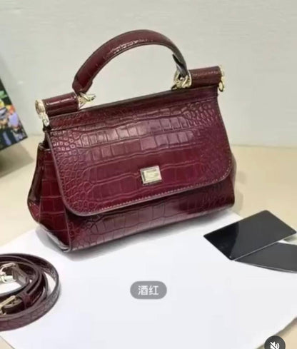 D&G
GOOD QUALITY 
110 dhs🇦🇪🇦🇪
SIZE 20CM

Zain200
♥️♥️♥️