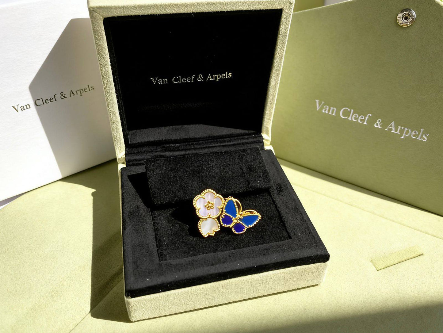 NEW VCA
MASTER QUALITY💫✨

NECKLACE 55 DHS✅

BRACELET 70 DHS✅

EARRINGS 65 DHS✅

BANGLE 90 DHS✅

BROOCH 90 DHS✅

RING 55 DHS✅

WITH SMALL BOX AND PAPER BAG🛍️🎁

Zain89
♥️♥️♥️