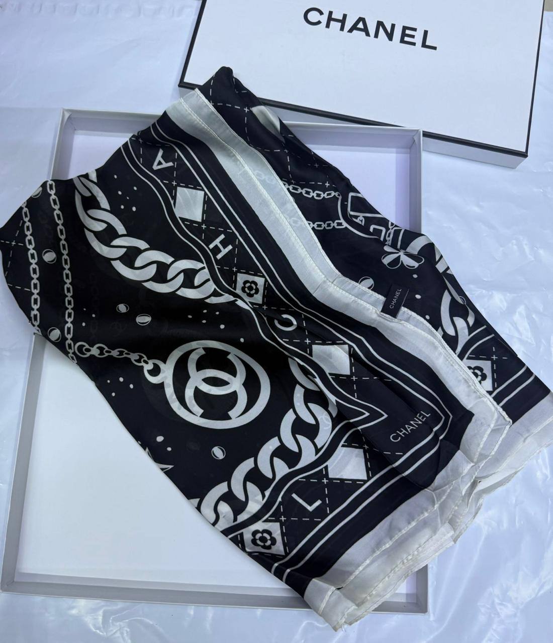 Chanel
Silk scarf 
40 dhs✅
55 dhs✅ 

with box🎁🎁🎁

Zain93
♥️♥️♥️
