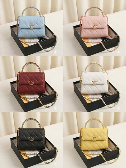 Chanel ᴍɪɴɪ ᴛᴏᴘ ʜᴀɴᴅʟᴇ
ғʟᴀᴘ ᴄʀᴏssʙᴏᴅʏ ʙᴀɢ
ɢᴏʟᴅ ᴄʜᴀɪɴ ʜᴀʀᴅᴡᴀʀᴇ
sɪᴢᴇ: 15 cm
ᴡɪᴛʜ  BOX

95 dhs💛

Zain31
♥️♥️♥️