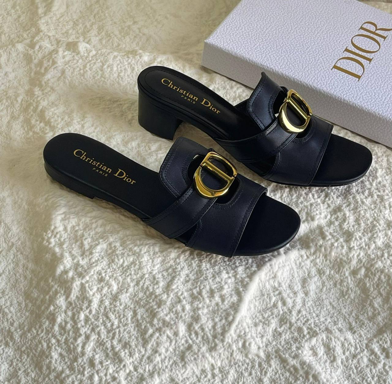 DIOR 
SuperMaster Quality 💯
450 dhs💓
Size: 36-41💥

Zain171
♥️♥️♥️