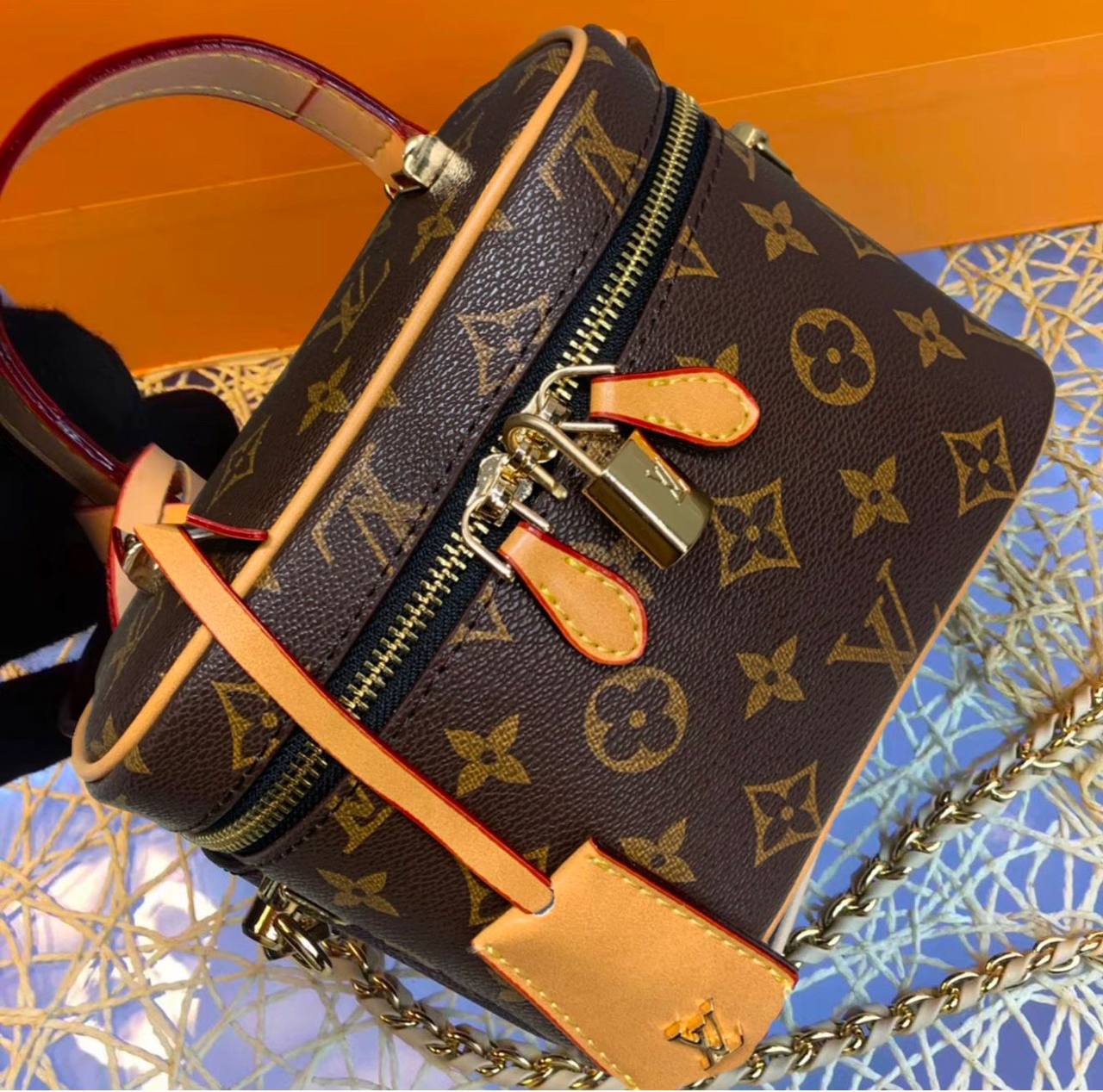 LV
90 dhs🪙 

with box
🎁🎁🎁

Zain38
♥️♥️♥️