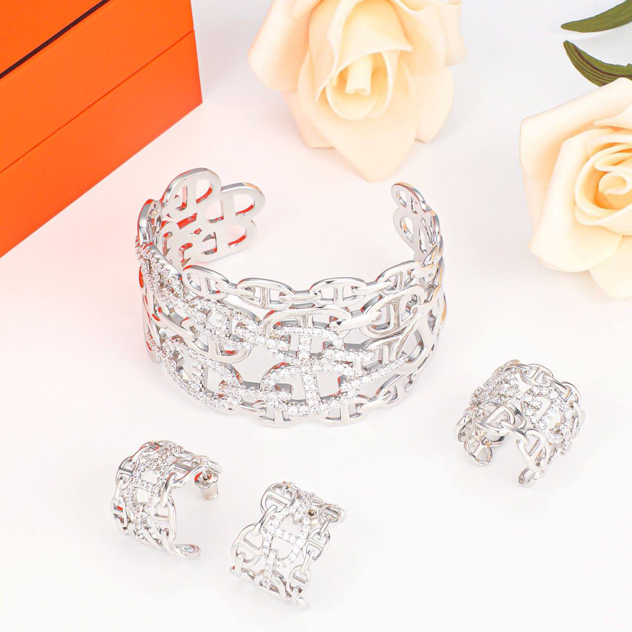 HERMES 
MASTER 💫✨
BANGLE
EARRING
RING
220 dhs🇦🇪🇦🇪
 WITH BOX AND PAPER BAG 🎁🛍️

Zain89
♥️♥️♥️