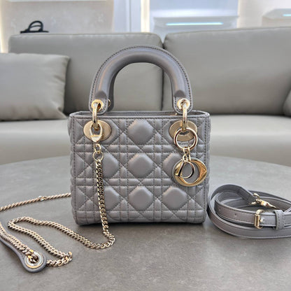DIOR
Best quality with box
110 dhs💓
size 17CM

Zain290
♥️♥️♥️