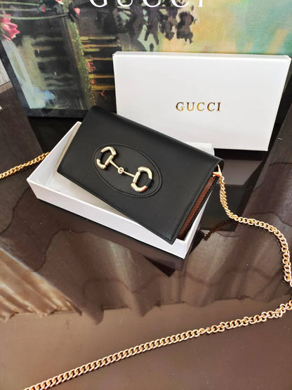 Gucci

65 dhs✅

with box
🎁🎁🎁

size 20cm

Zain26
♥️♥️♥️