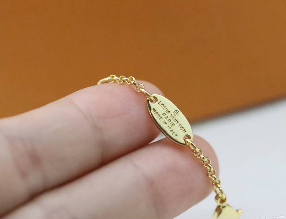 LV ❤️‍🔥*
Bracelet 🦋
Master quality 💯
With normal boxes 📦 
50 dhs✅
With master box 🗃️ 
70 dhs✅

Zain216
♥️♥️♥️
