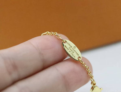 LV ❤️‍🔥*
Bracelet 🦋
Master quality 💯
With normal boxes 📦 
50 dhs✅
With master box 🗃️ 
70 dhs✅

Zain216
♥️♥️♥️