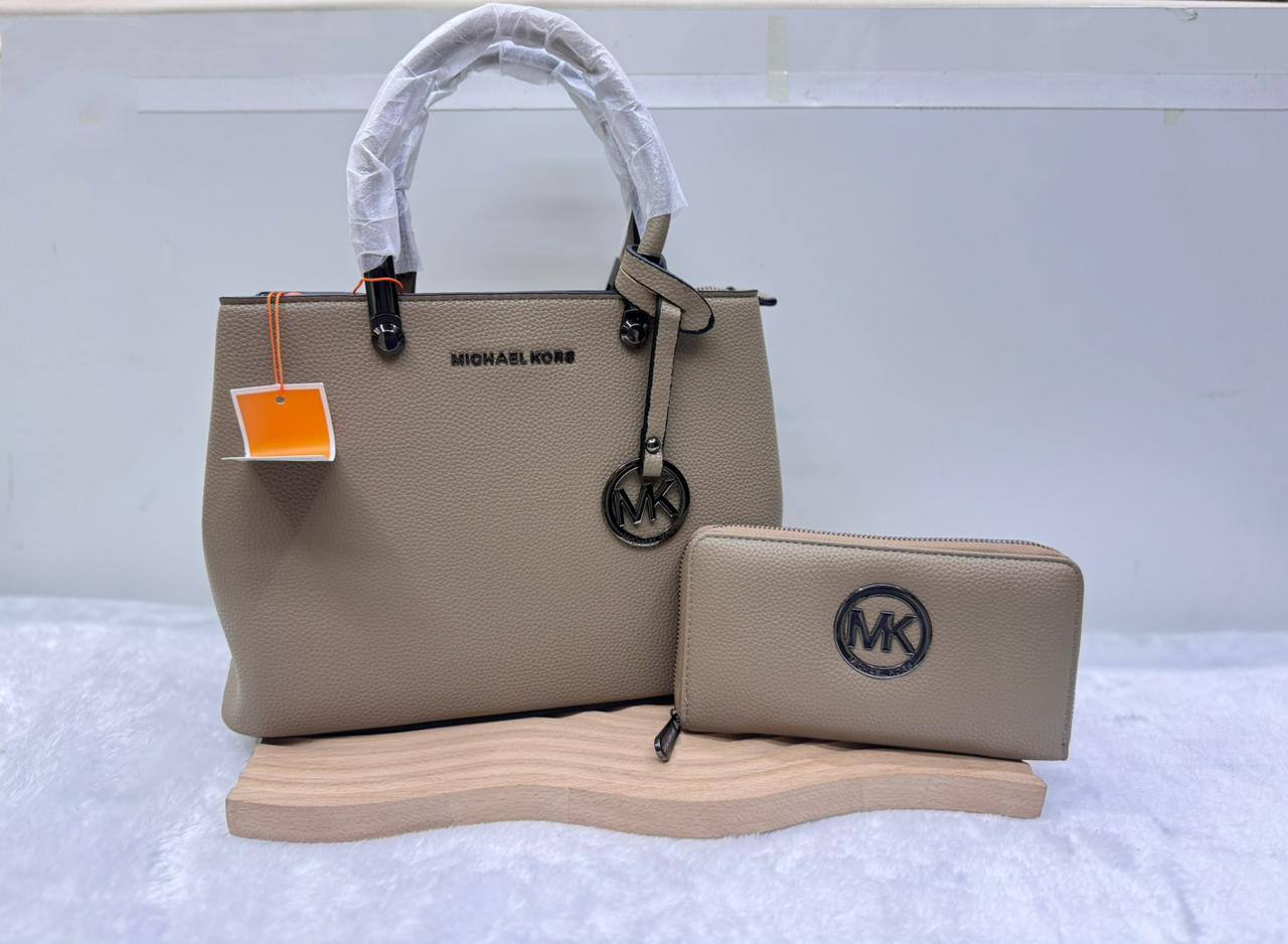 Mk 
with wallet  
size:31×22×13.5cm  
110 dhs💓

Zain114
♥️♥️♥️