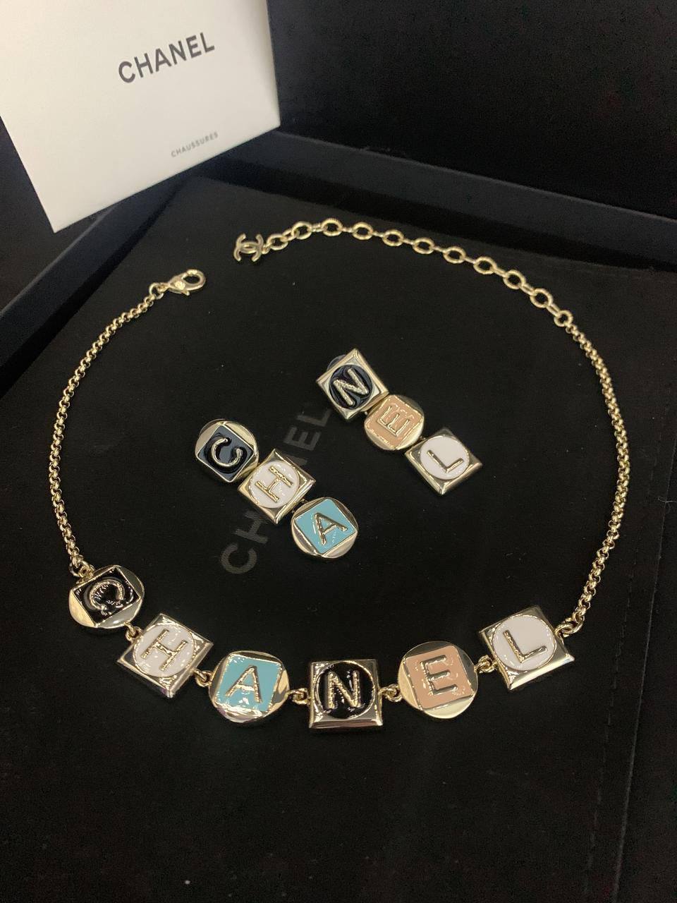 CHANEL 
SET MASTER💫✨
NECKLACE EARRINGS
WITH  SMALL BOX AND PAPER BAG🛍️🎁
160 DHS🇦🇪🇦🇪

Zain89
♥️♥️♥️