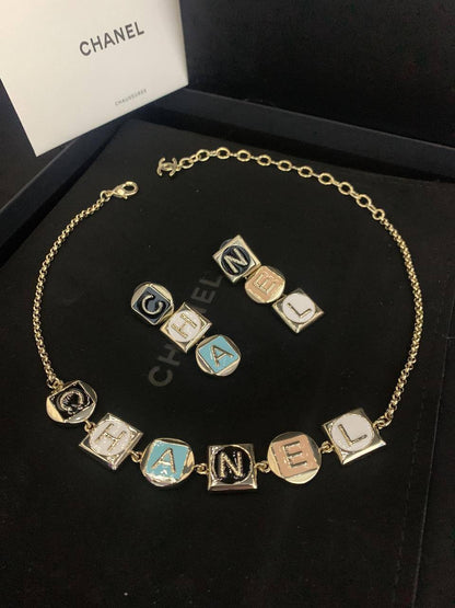 CHANEL 
SET MASTER💫✨
NECKLACE EARRINGS
WITH  SMALL BOX AND PAPER BAG🛍️🎁
160 DHS🇦🇪🇦🇪

Zain89
♥️♥️♥️