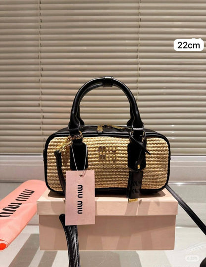 Miumiu / Dior

First quality +🎁

Size : 22 ~ 20 * 17 cm
85 dhs🇦🇪🇦🇪

 with box🎁
Zain115
♥️♥️♥️