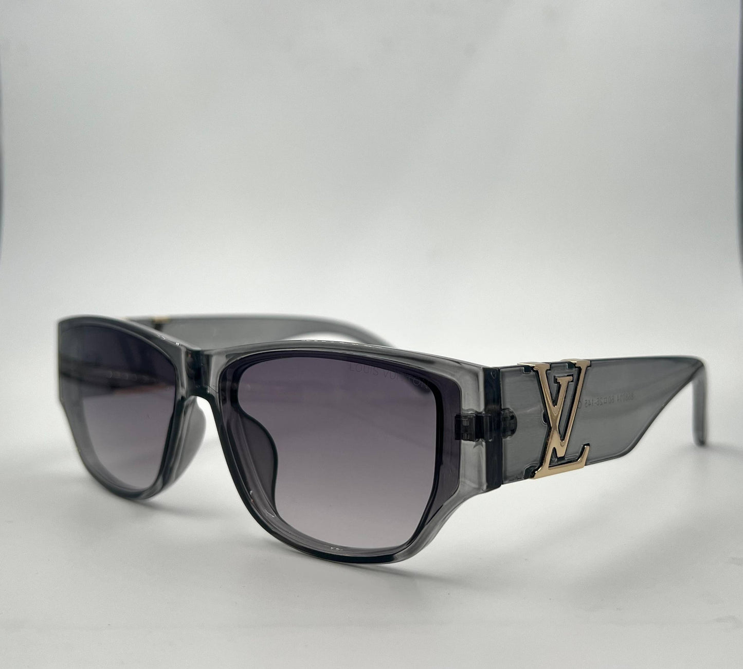 LV
Sunglasses 🕶️ 
good quality 💯
With master box 🗃️ 
50 dhs❤️

Zain273
♥️♥️♥️