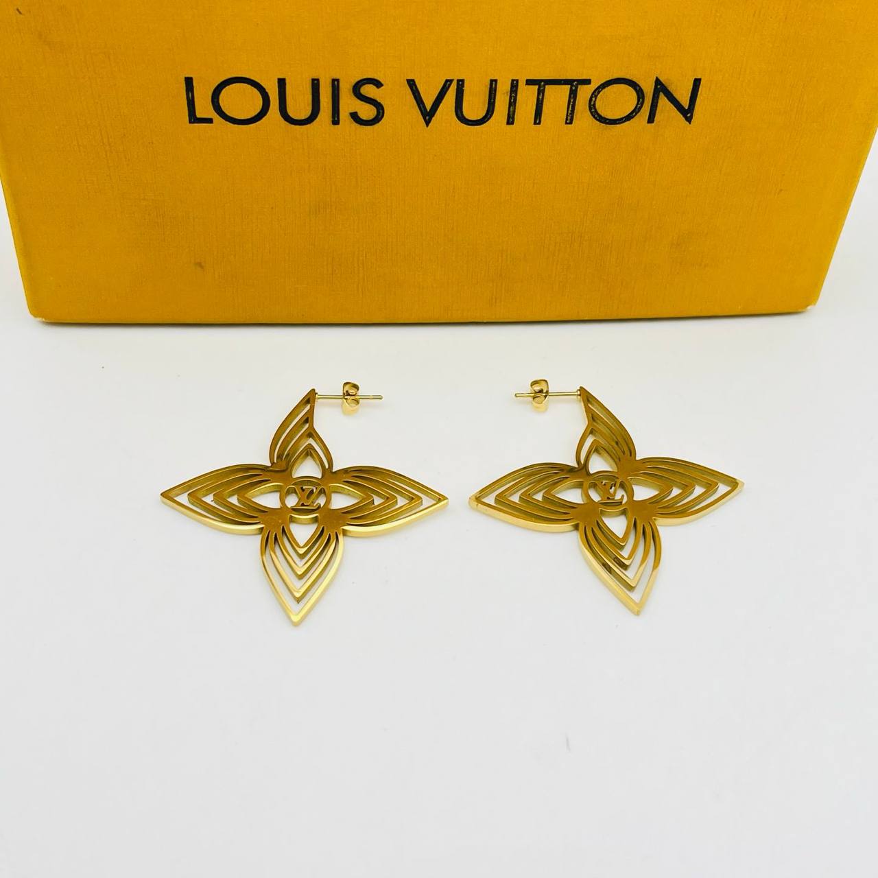 New arrival LV stainless steel with 18k gold plated set of 2 
55 dhs🪙🌨️
65 dhs🪙🌨️
with LV box and paperbag
🎁🎁🎁

Zain243
♥️♥️♥️