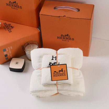 Brand 
Towels  
Good quality 
2 set
With paper 💼 
45 dhs🪙💕

Zain99
♥️♥️♥️