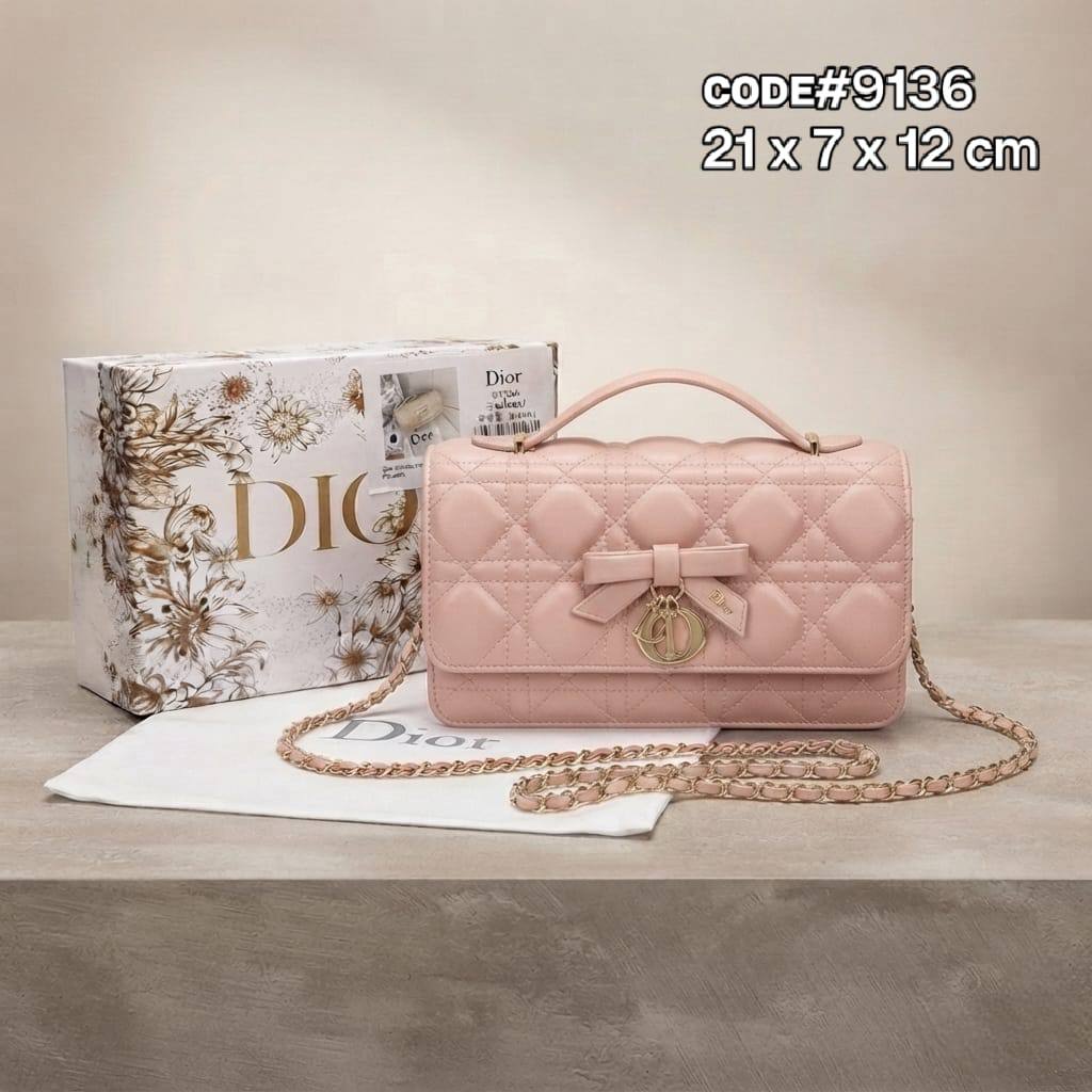 Dior
ᴍʏ ᴅɪᴏʀ ᴍɪɴɪ ʙᴀɢ
ᴅᴇᴄᴏʀᴀᴛɪᴠᴇ ʟᴇᴀᴛʜᴇʀ ʙᴏᴡ
ɪɴ ᴛᴏᴘ ʜᴀɴᴅʟᴇ ʙᴀɢ
ʟᴏɴɢ ᴄʜᴀɪɴ ʙᴇʟᴛ sᴛʀᴀᴘ
ɢᴏʟᴅ ʜᴀʀᴅᴡᴀʀᴇ
sɪᴢᴇ: 21 cm
ᴡɪᴛʜ BOX

90 dhs🇦🇪🇦🇪

Zain31
♥️♥️♥️