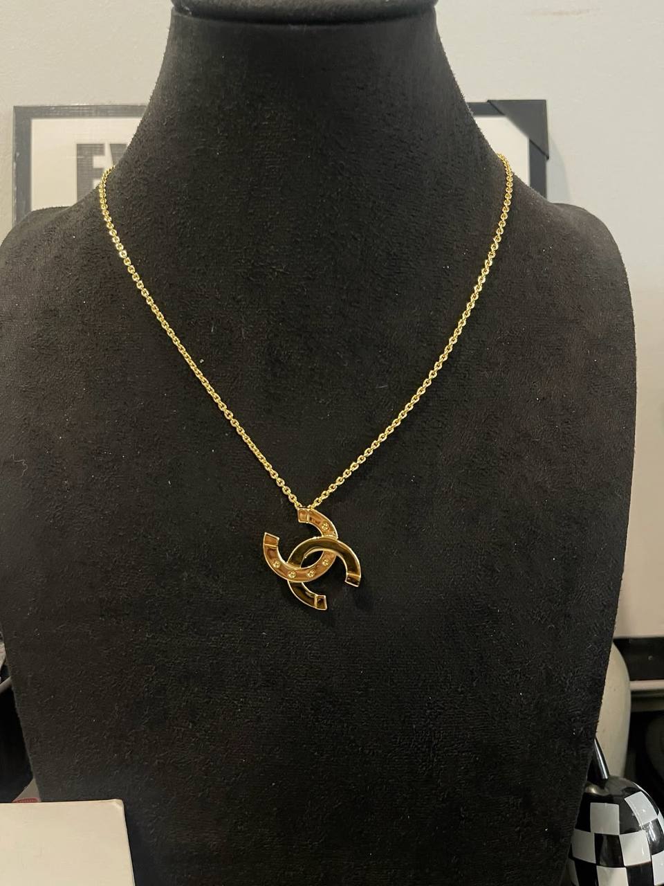 CHANEL ❤️‍🔥*
Necklace ✨
Earring🐦‍🔥
Ring free size 💍
Master quality 💯
With normal boxes 🗃️ 
140 dhs✅
With master box 🗃️ 
180 dhs✅

Zain216
♥️♥️♥️