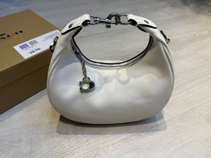 Coach Jonie bag 

20cm
95 dhs💓 

with BOX
🎁🎁🎁

Zain44
♥️♥️♥️