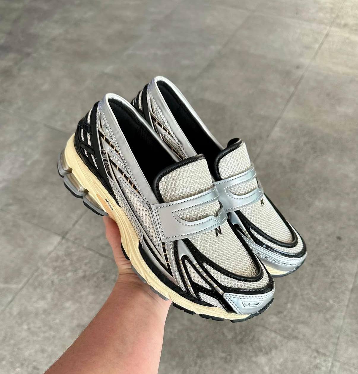 New Balance 1906L Silver Metallic Cream，
Size 36-45 ，
220 dhs🪙🌨️

Zain18
♥️♥️♥️