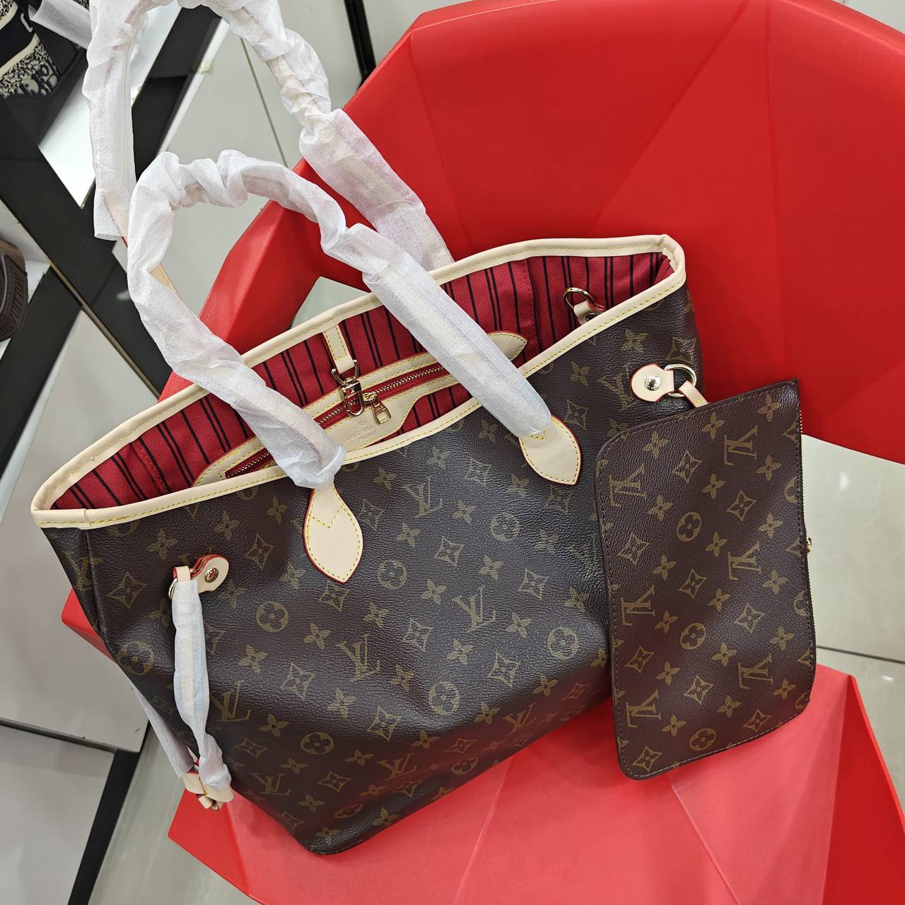 LV
100 dhs🪙🌨️ 

with box
🎁🎁🎁

Zain235
♥️♥️♥️