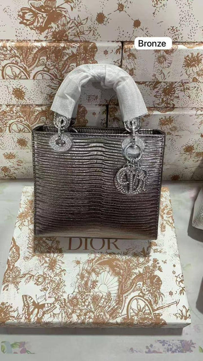 ❤️Lady Dior rare materials
1️⃣ First quality +🎁
Size : 18 * 14 * 7 cm
115 dhs❣️
with box 🎁

Zain115
♥️♥️♥️