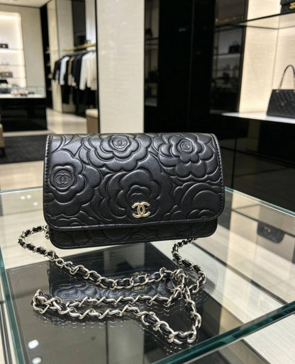 Chanel
100 dhs✅
with box
🎁🎁🎁

Size:19*12*5

Zain07
♥️♥️♥️