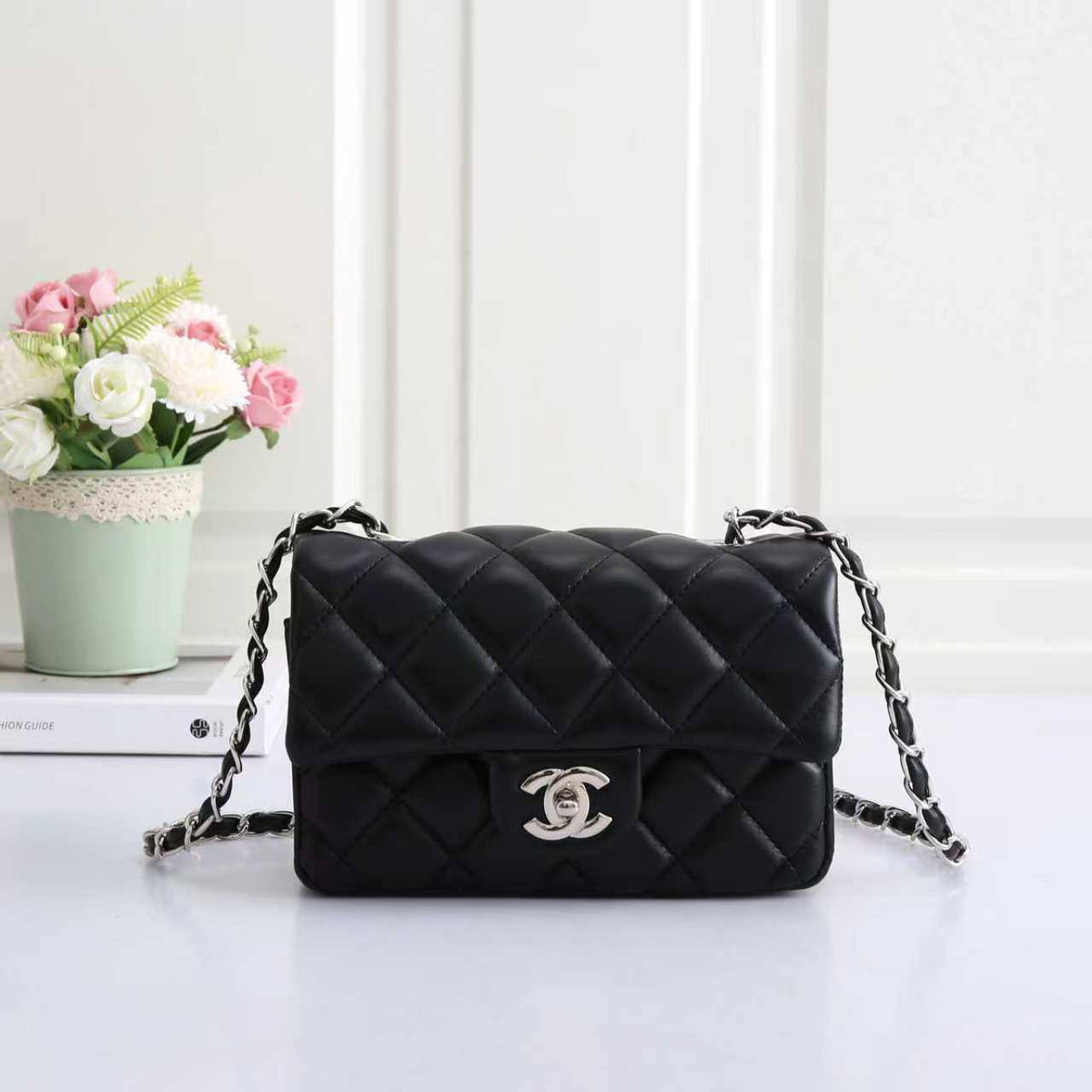 CHANEL

best quality 
with box
95 dhs🇦🇪🇦🇪

size20CM

Zain290
♥️♥️♥️