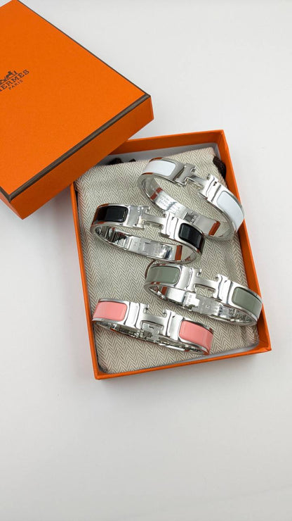 Hermes
*Super Master Quality* 
*Bangle*
110 dhs🪙🌨️ with Normal Box 🎁
120 dhs🪙🌨️ with Good Box 🎁
145 dhs🪙🌨️ with Master Box 🎁

Zain210
♥️♥️♥️
