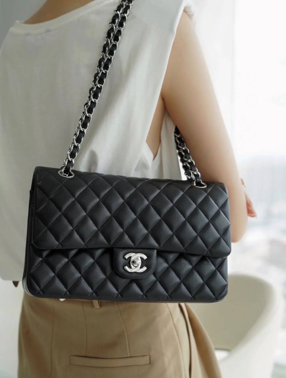 Chanel
100 dhs✅
Size：25CM

Zain35
♥️♥️♥️