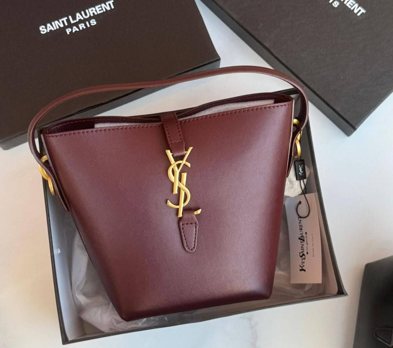 YSL
110 dhs🇦🇪🇦🇪
With box
Size25cm
Good quality

Zain219
♥️♥️♥️