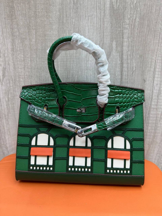Hermes
Small house
Size   25cm  
high quality
120 dhs🪙💚

Zain04
♥️♥️♥️